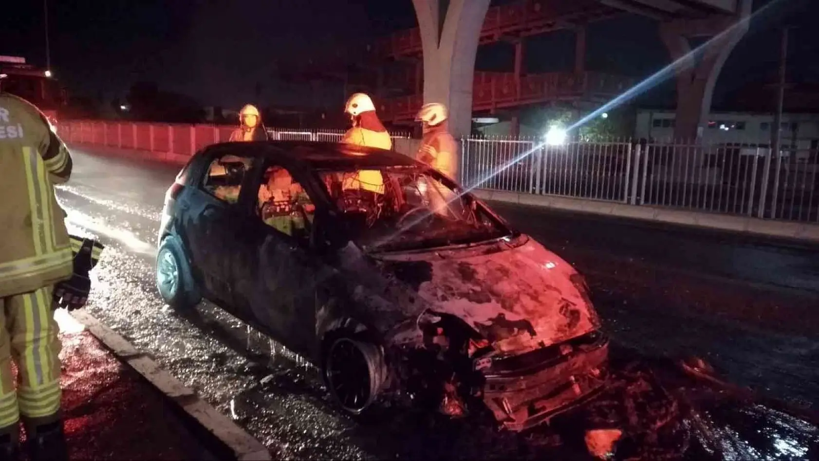 İzmir'de seyir halindeki otomobil alev alev yandı