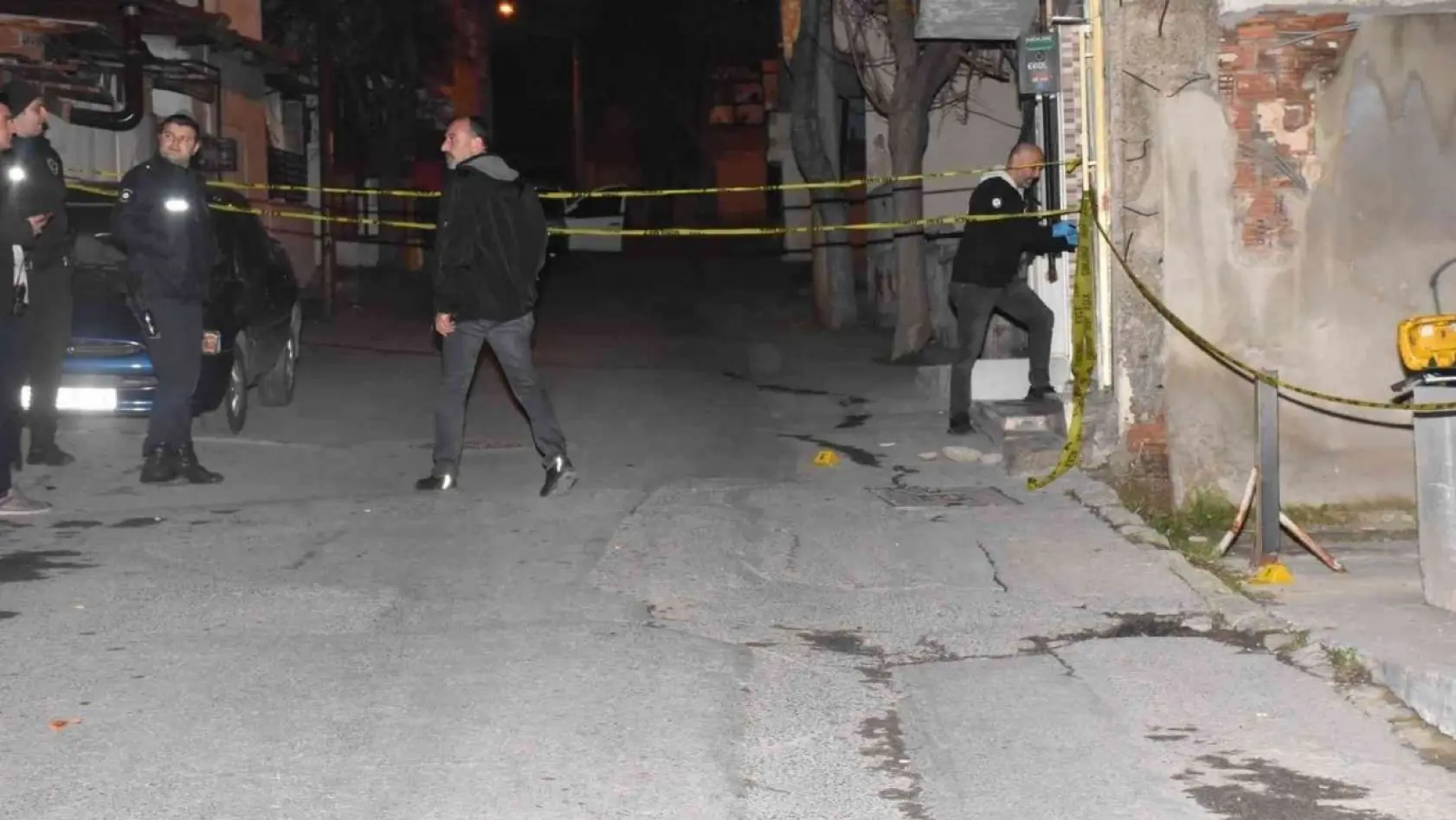 İzmir'de silahlı saldırıya uğrayan genç ağır yaralandı