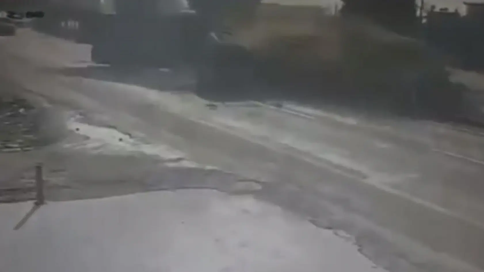 İzmir'de tır ile kamyonun çarpıştığı feci kaza kamerada