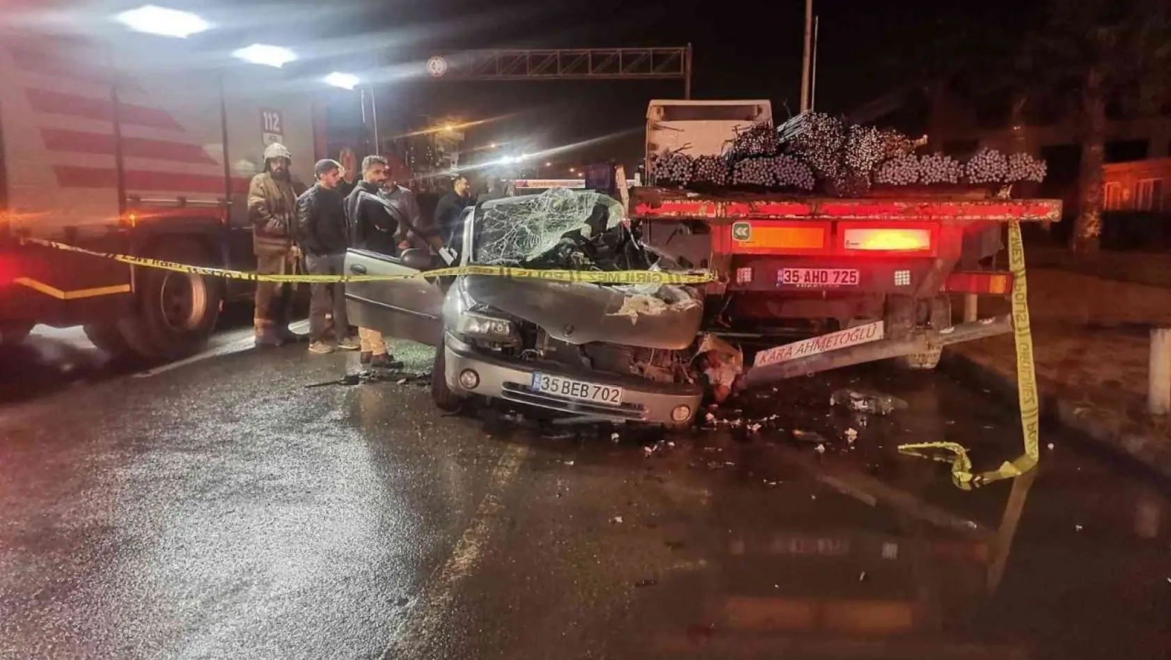 İzmir'de tıra çarpan otomobil hurdaya döndü: 1 ölü