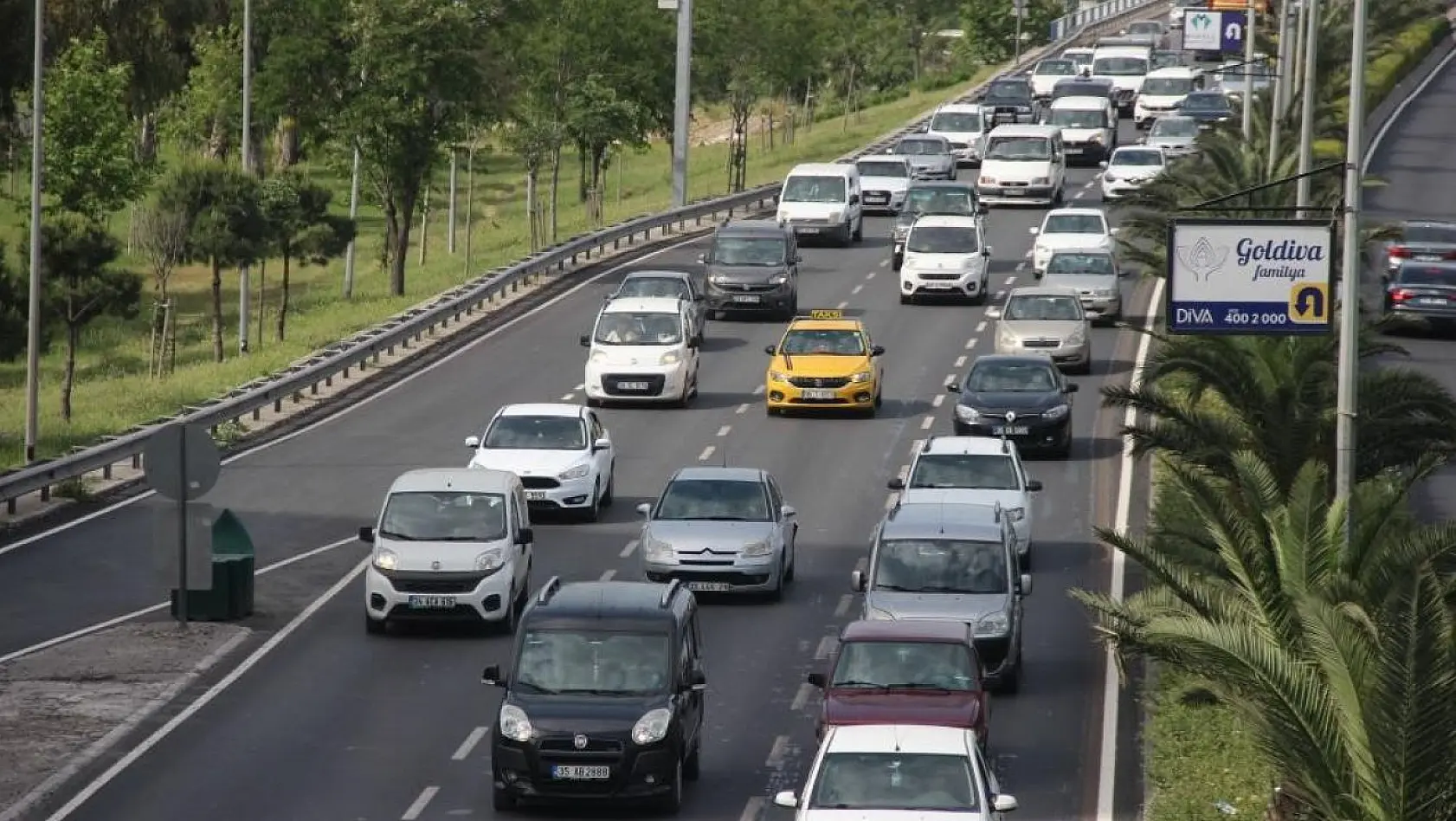 İzmir'de trafiğe kayıtlı araç sayısı yüzde 4,5 arttı