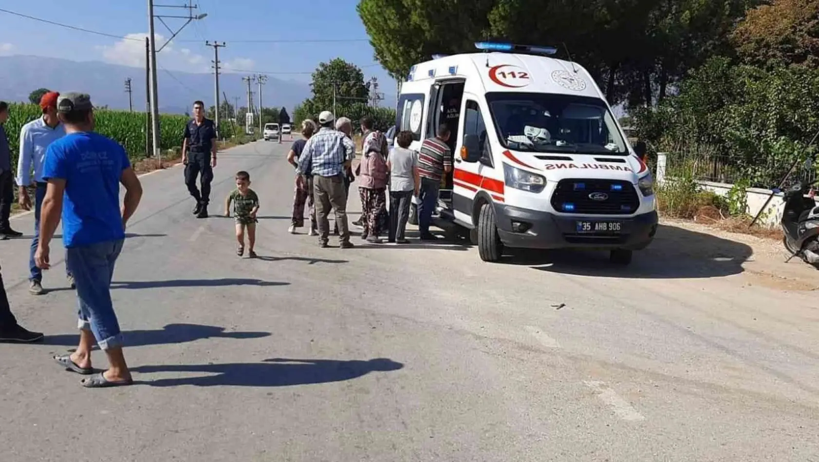 İzmir'de trafik kazasında yaşlı çift yaralandı