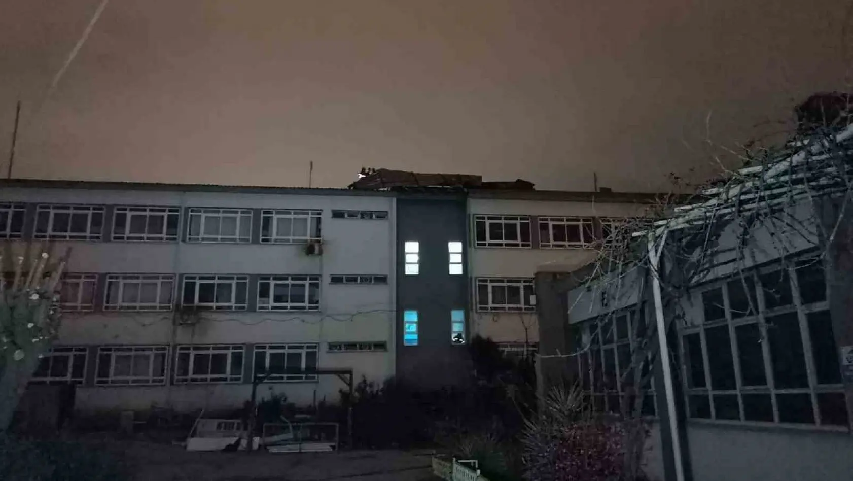 İzmir'de uçan çatı binaya çarptı, ev sahibi korku dolu anlar yaşadı