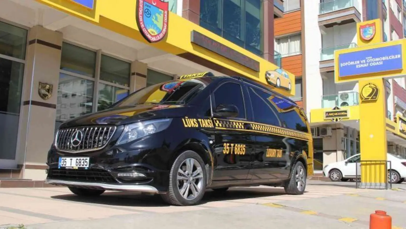 İzmir'de ulaşımın yeni gözdesi: Lüks taksiler
