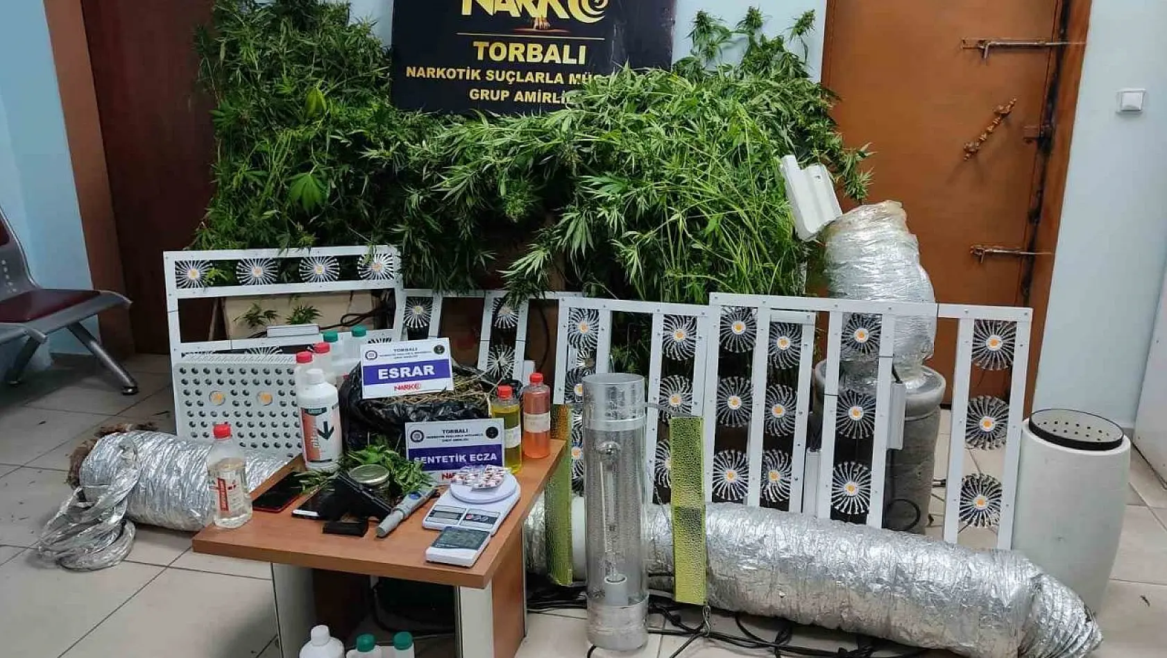 İzmir'de uyuşturucu imalathanesine çevrilen lüks eve baskın