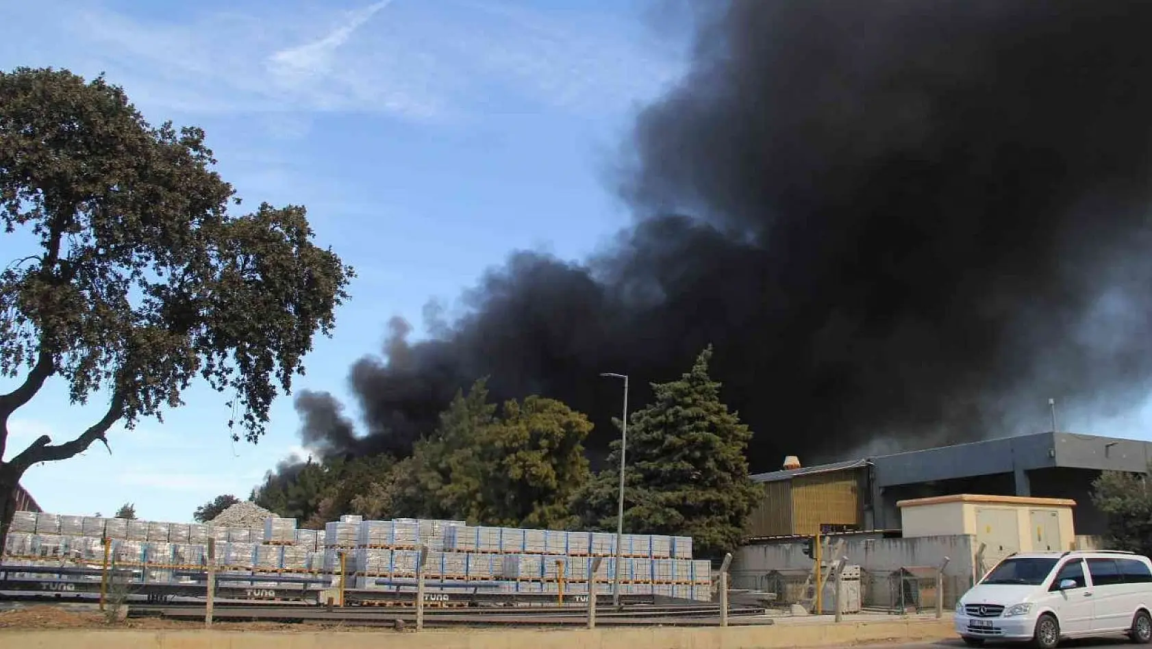 İzmir'de yatak fabrikasındaki yangını söndürme çalışmaları sürüyor
