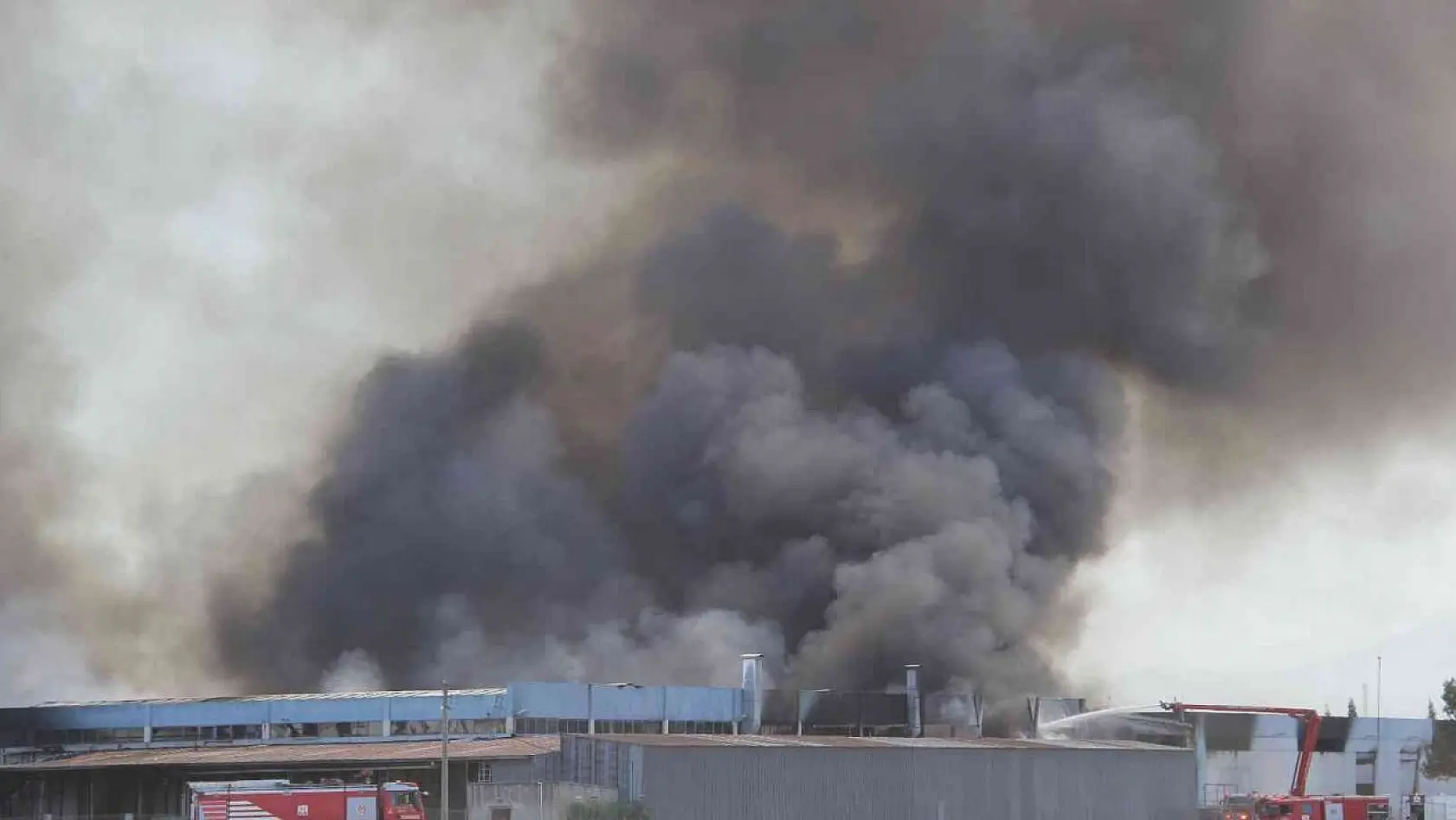 İzmir'de yatak fabrikasındaki yangın kontrol altında