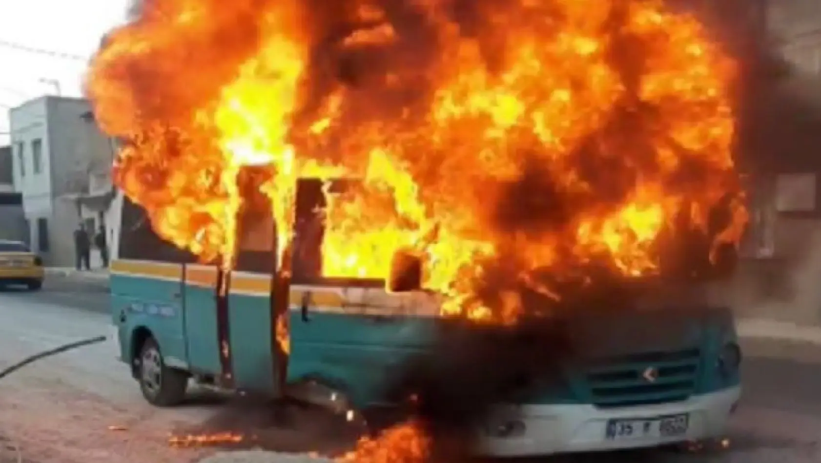 İzmir'de yolcu minibüsü alev alev yandı