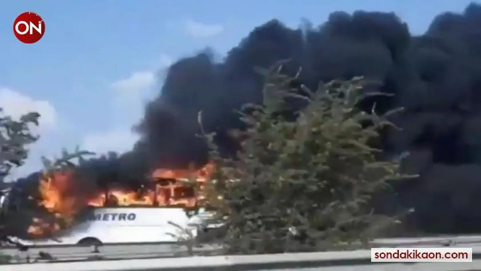 İzmir'de yolcu otobüsü alev alev yandı