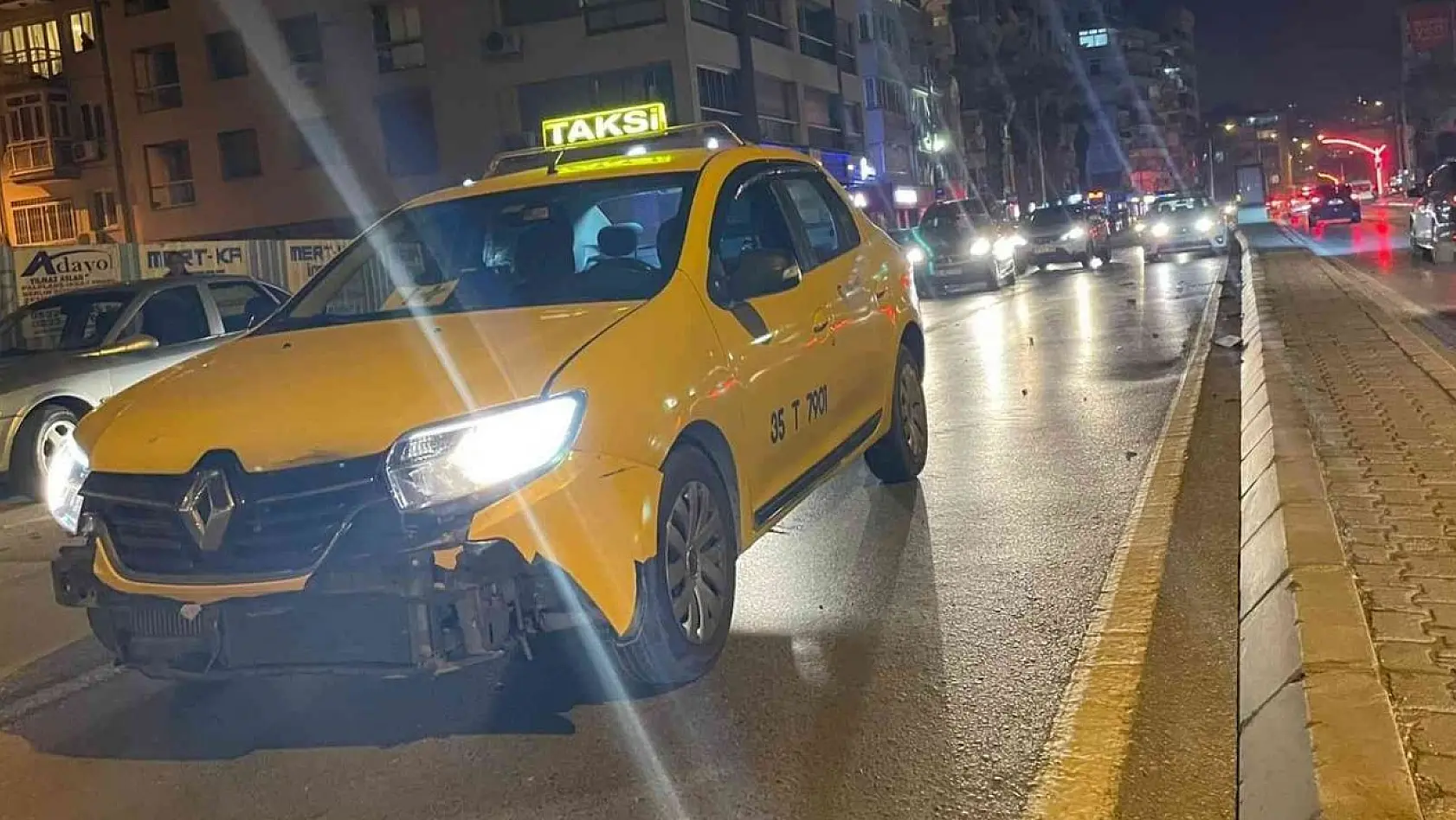 İzmir'de yolun karşısına geçerken taksinin çarptığı kadın hayatını kaybetti