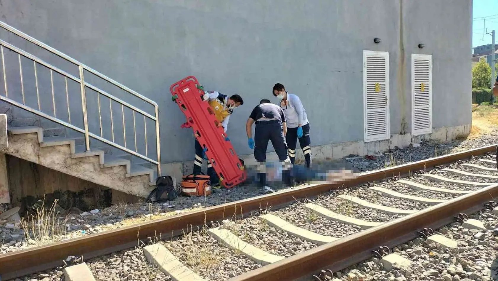 İzmir'de yük treninin çarptığı kadın hayatını kaybetti