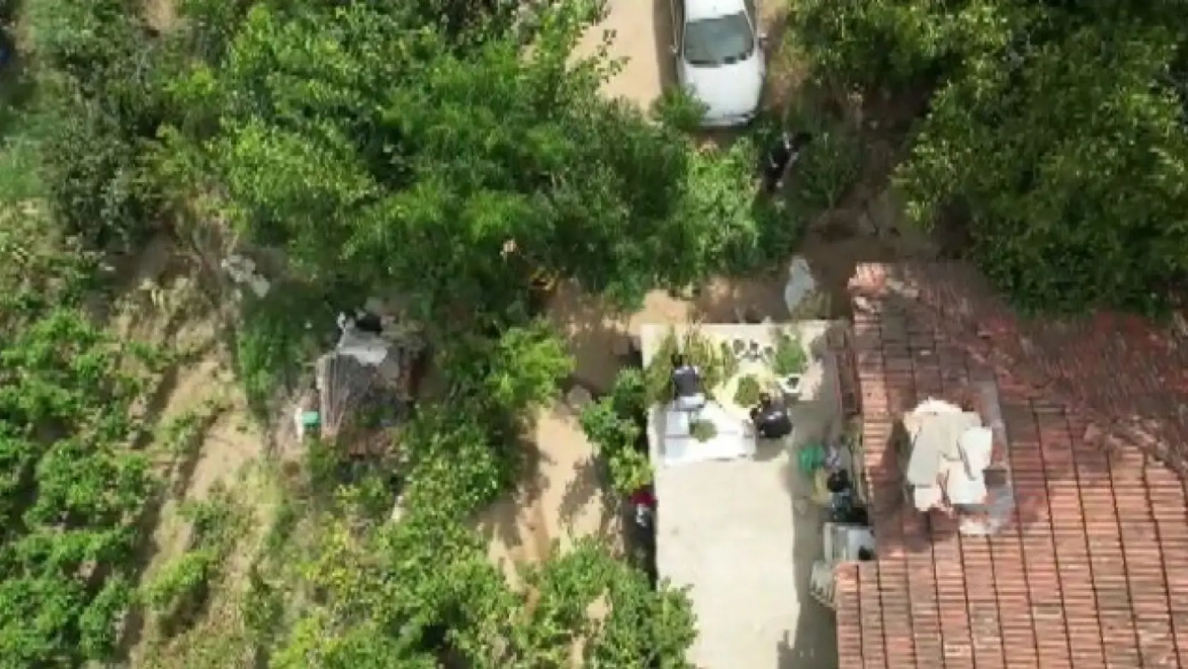 İzmir'de zehir tacirinin adresine dron destekli operasyon