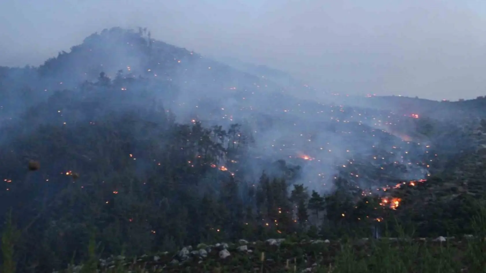 İzmir'deki orman yangınına müdahale sürüyor