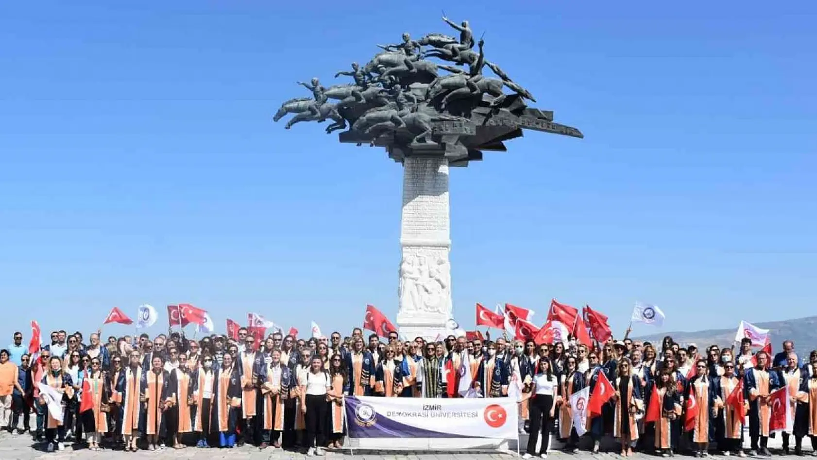 İzmir Demokrasi Üniversitesi'nden 'Demokrasi Yürüyüşü'