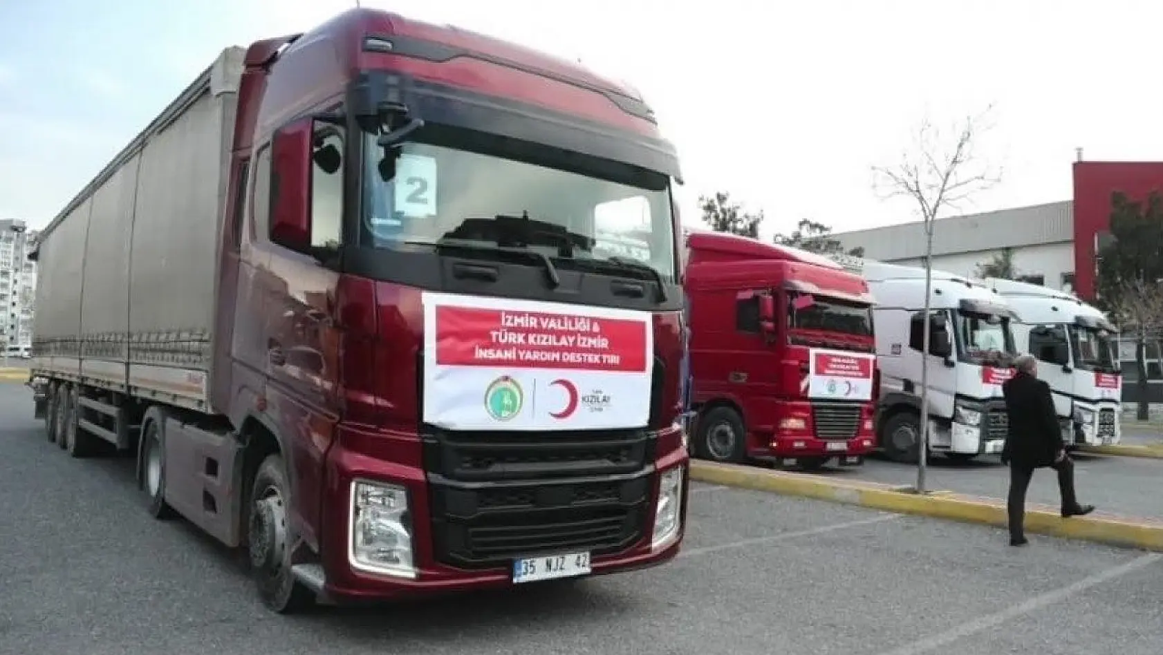 İzmir'den deprem bölgelerine 31 tır yardım malzemesi desteği