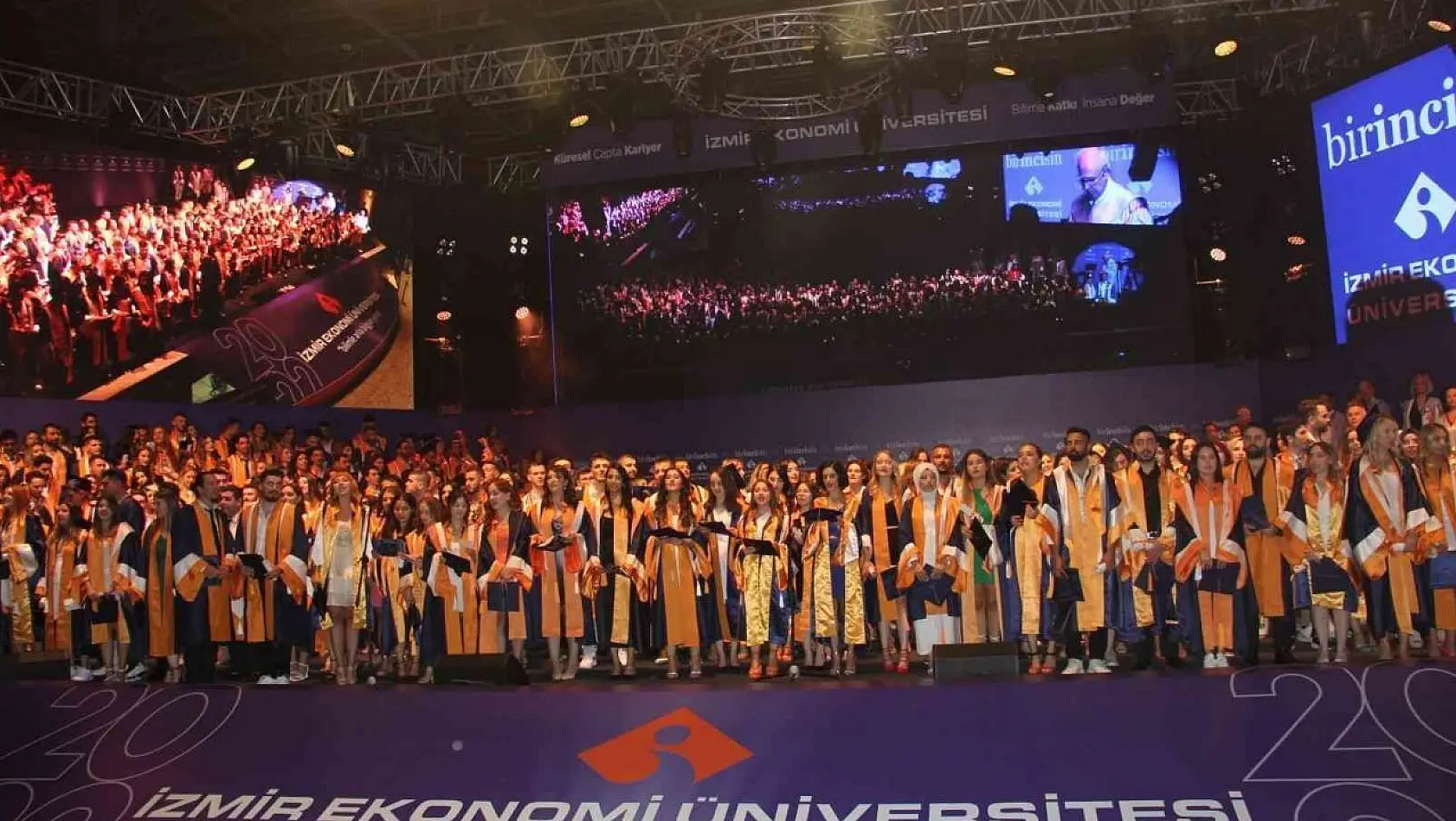İzmir Ekonomi'de mezuniyet coşkusu