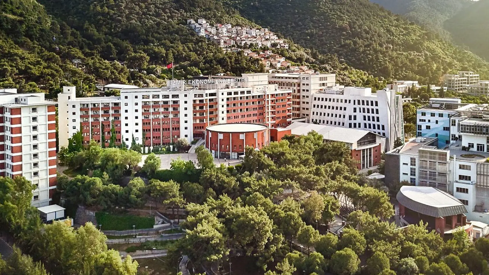 İzmir Ekonomi Üniversitesi tercih sonuçlarında büyük başarı yakaladı