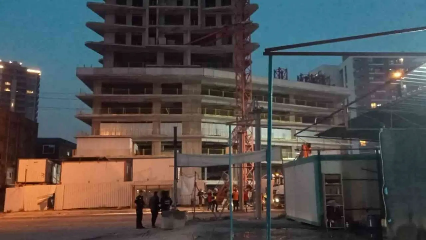 İzmir'in Bornova ilçesinde bir otel inşaatındaki kule vincin bir kısmı devrildi. Kazada ölü ve yaralıların olduğu belirtilirken, olay yerine çok sayıda ekip sevk edildi.