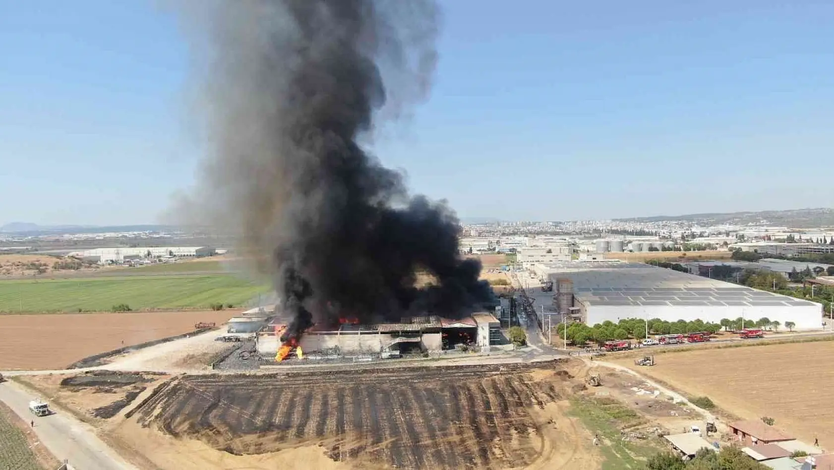 İzmir'in Torbalı ilçesinde bulunan bir fabrikada yangın çıktı. Yangına çok sayıda itfaiye sevk edildi.