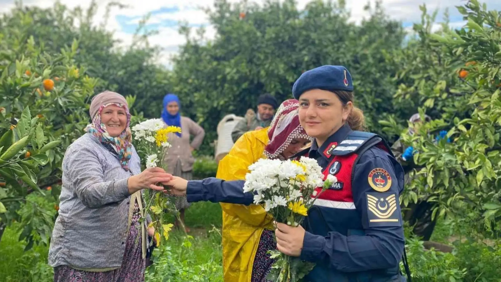 İzmir jandarması, mandalina bahçelerindeki kadınlarla buluştu
