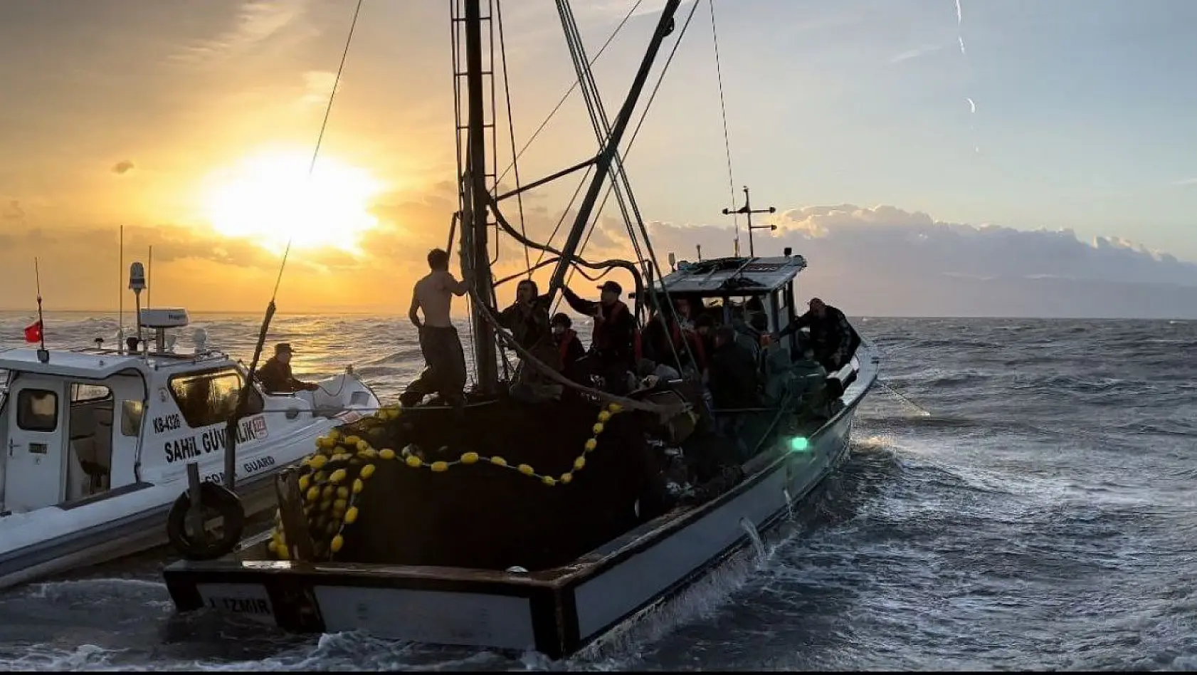 İzmir Körfezi'nde kaçak avcı operasyonu: Balıkçı teknesi kaçtı, ekipler kovaladı