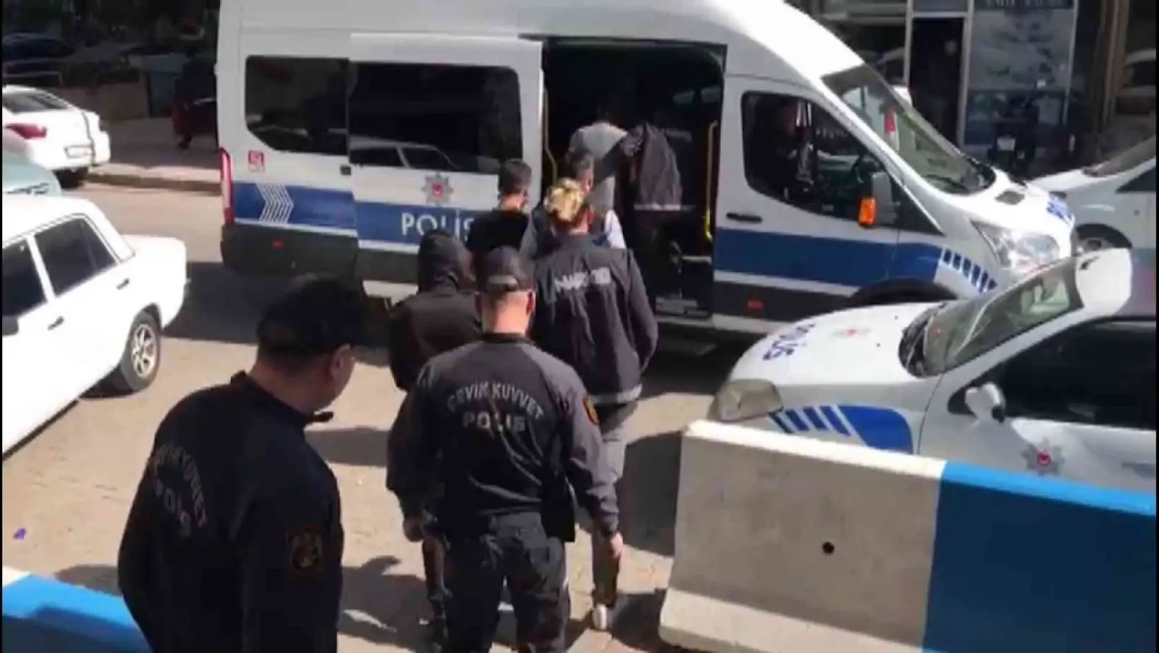 İzmir polisi zehir tacirlerine göz açtırmıyor: 4 gözaltı