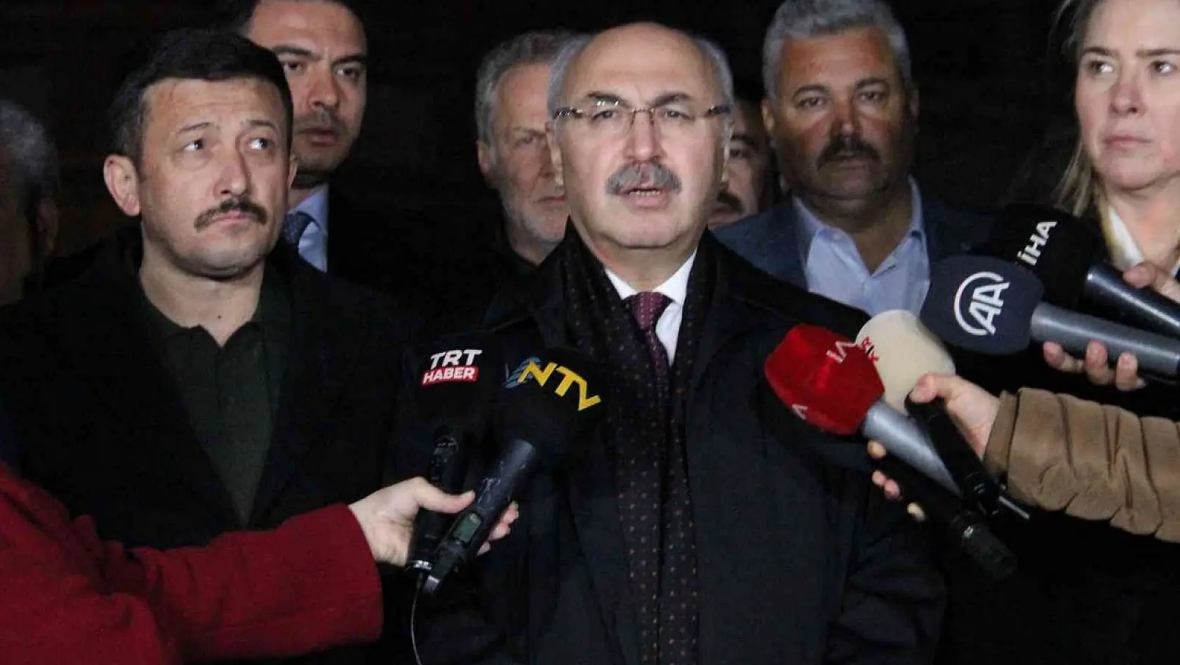 İzmir Valisi Yavuz Selim Köşger: 'Şuan 4 vefat eden vatandaşımızın olduğu kesin'