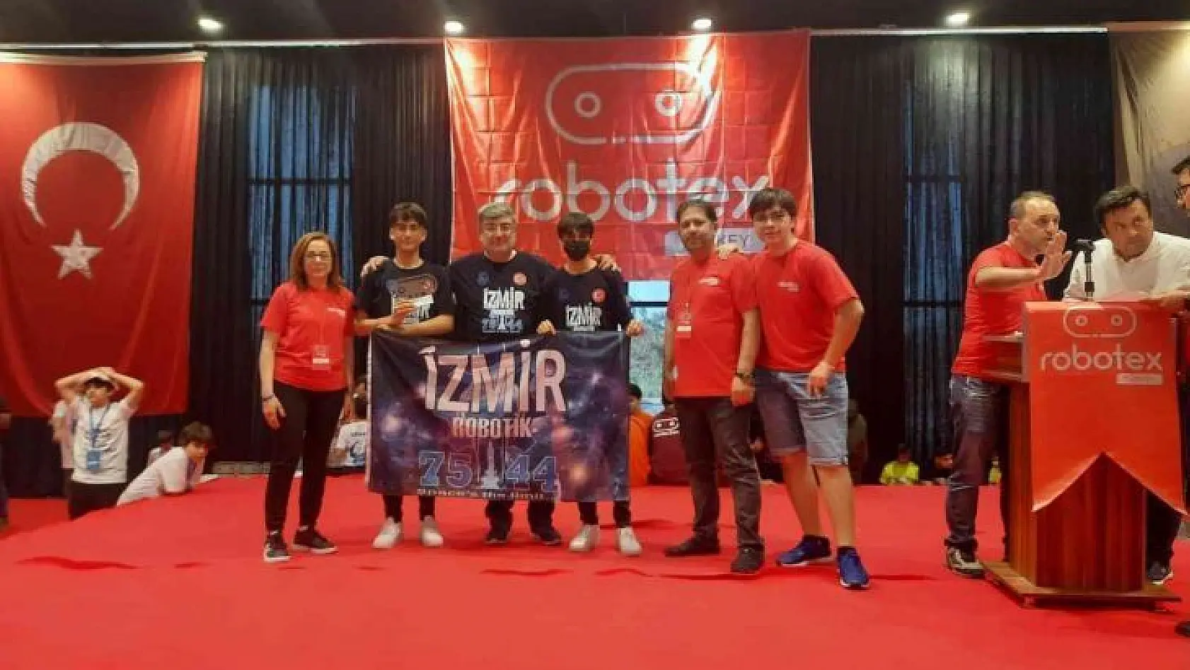 İzmirli öğrenciler Robotex Turkey'de 3 madalya kazandı