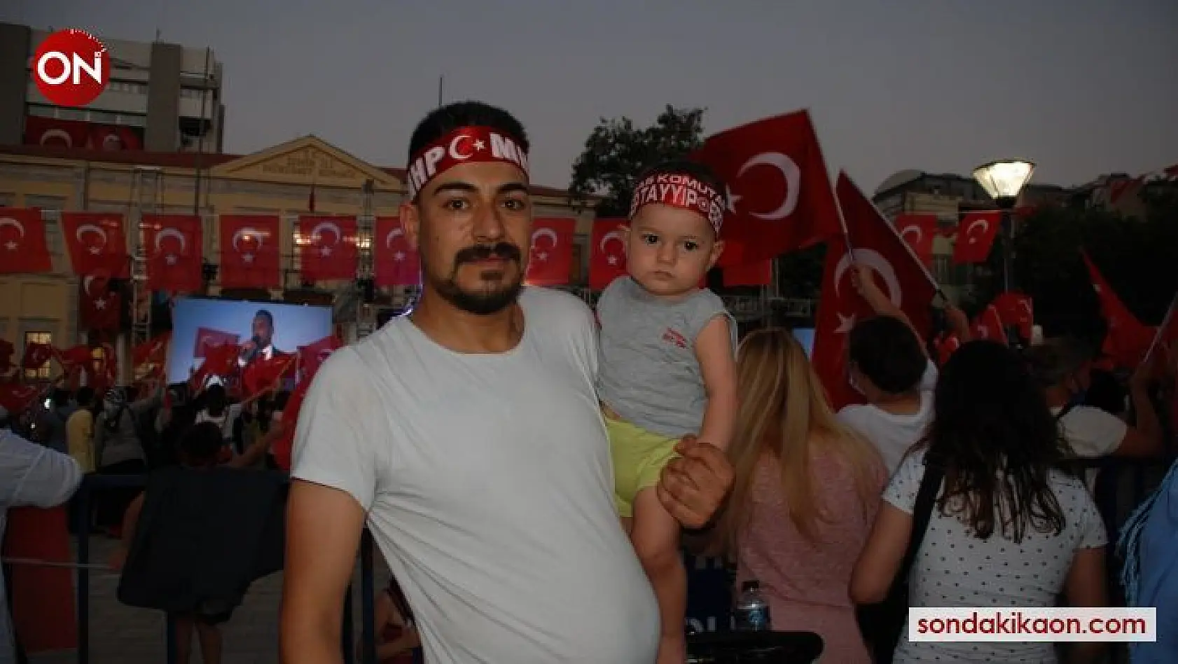 İzmirli vatandaşlar 15 Temmuz'da Konak Meydanı'nı doldurdu