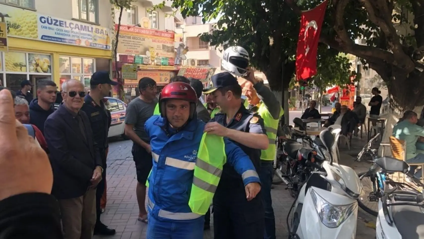 Jandarma ekipleri Güzelçamlı'da reflektör dağıttı