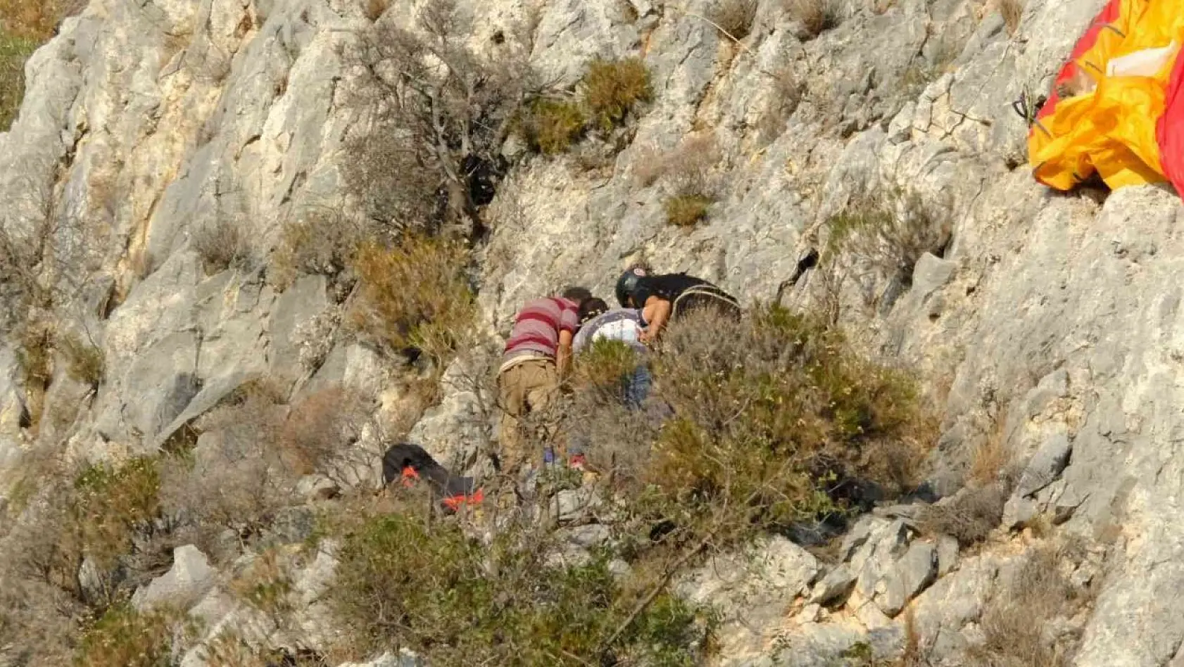 Jandarma ekipleri kayalıklarda mahsur kalan paraşütçüleri böyle kurtardı