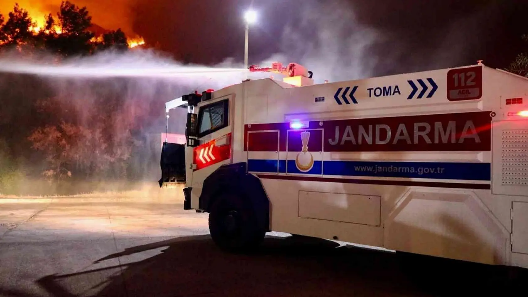 Jandarma'nın TOMA'ları yangına müdahale ediyor