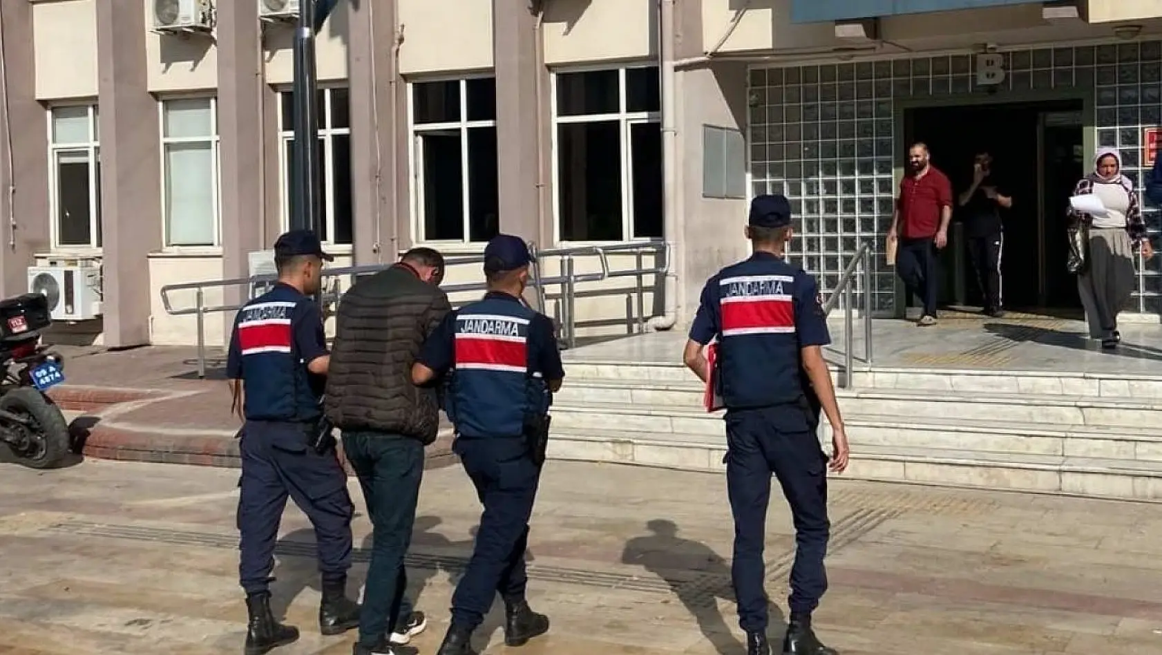 Jandarma üç ayrı suçtan 9 yıl hapis cezası olan şahıs yakaladı