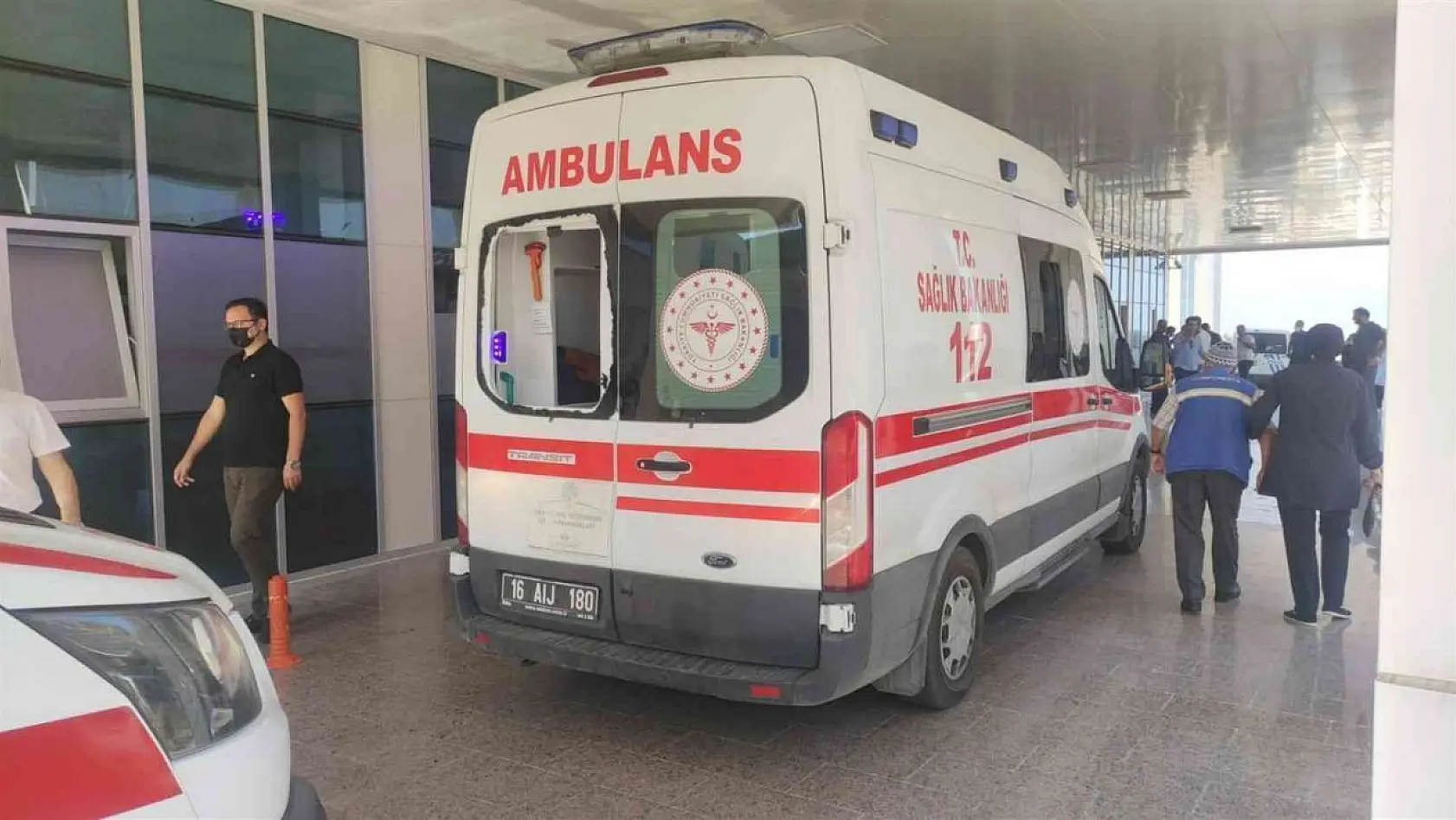 Kalp krizi geçiren hastayı almaya giden 112 ekibine hasta yakını saldırdı