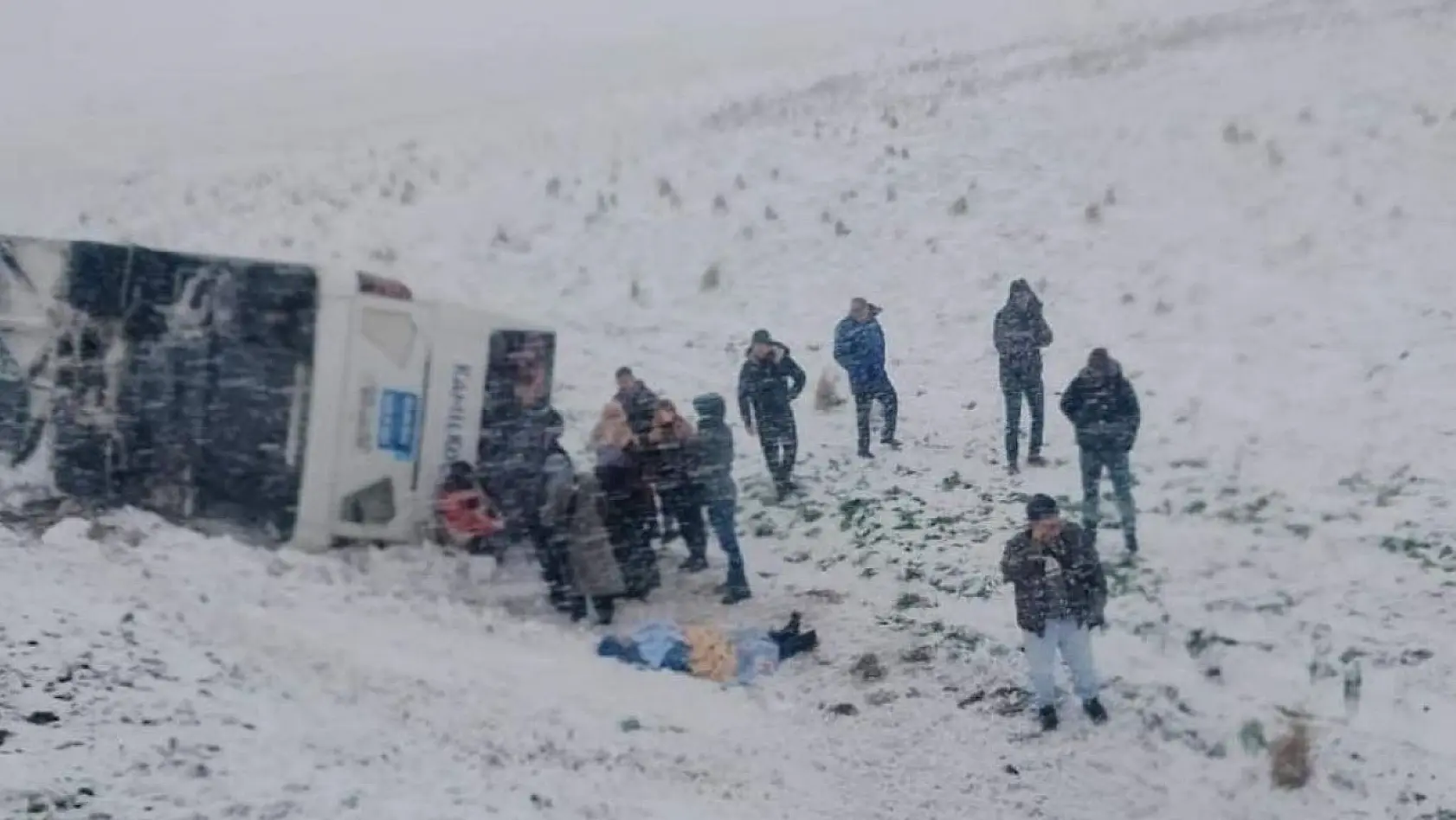 Kamil Koç'a ait 2 otobüs 5 kilometre arayla karda yan yattı