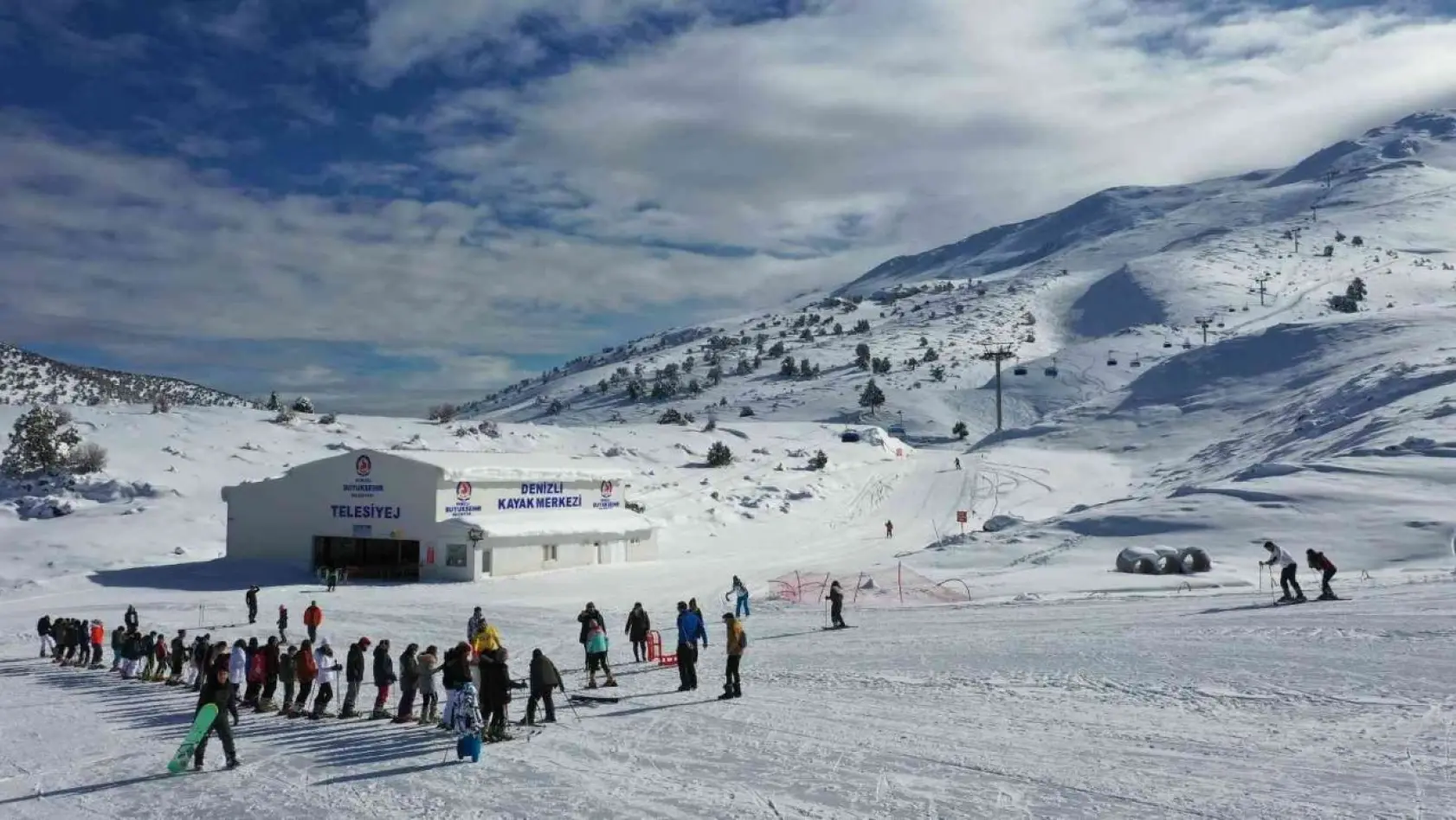 Kar kalınlığında 4. sırada olan kayak merkezi akına uğradı
