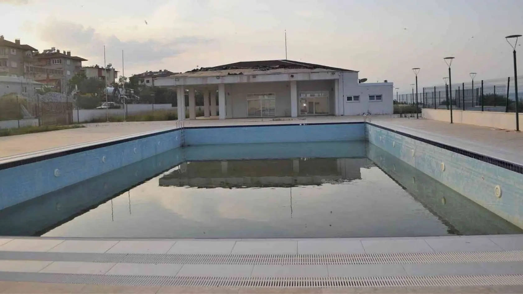 Karacasu Belediye Başkanı Erikmen'in anlamsız tutumu nedeniyle halk havuzda serinleyemiyor