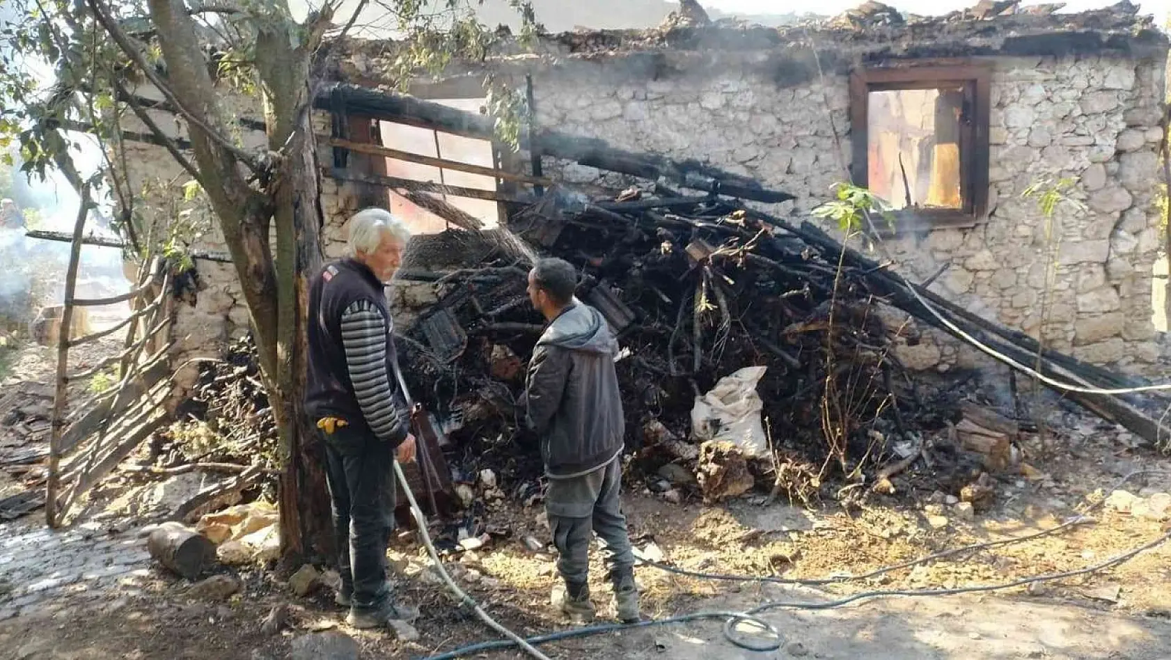 Karacasu'da müstakil ev çıkan yangında küle döndü