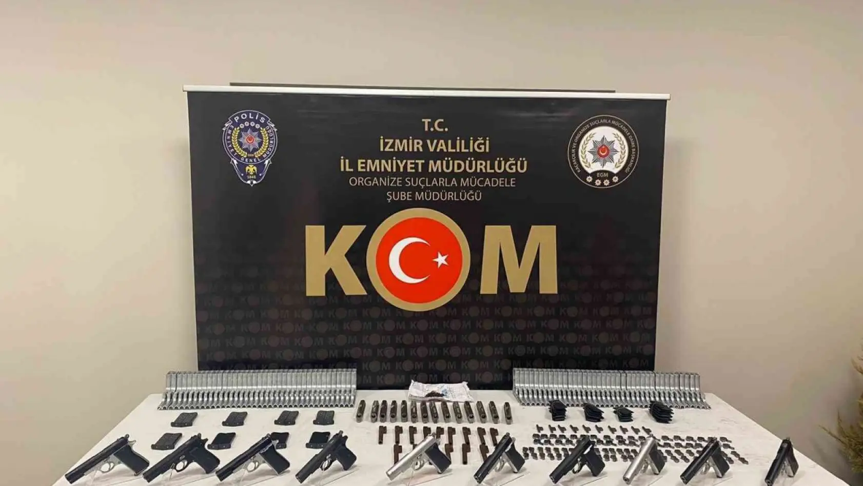 Karadeniz üzerinden İzmir'e silah sevkiyatı yapan iki kişi yakalandı