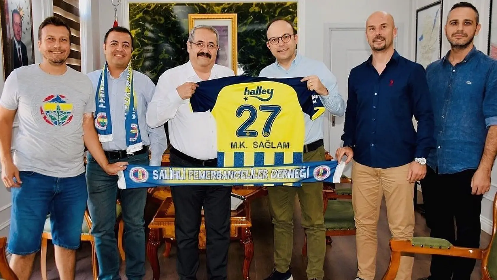 Kaymakam ve emniyet müdürüne Fenerbahçe forması