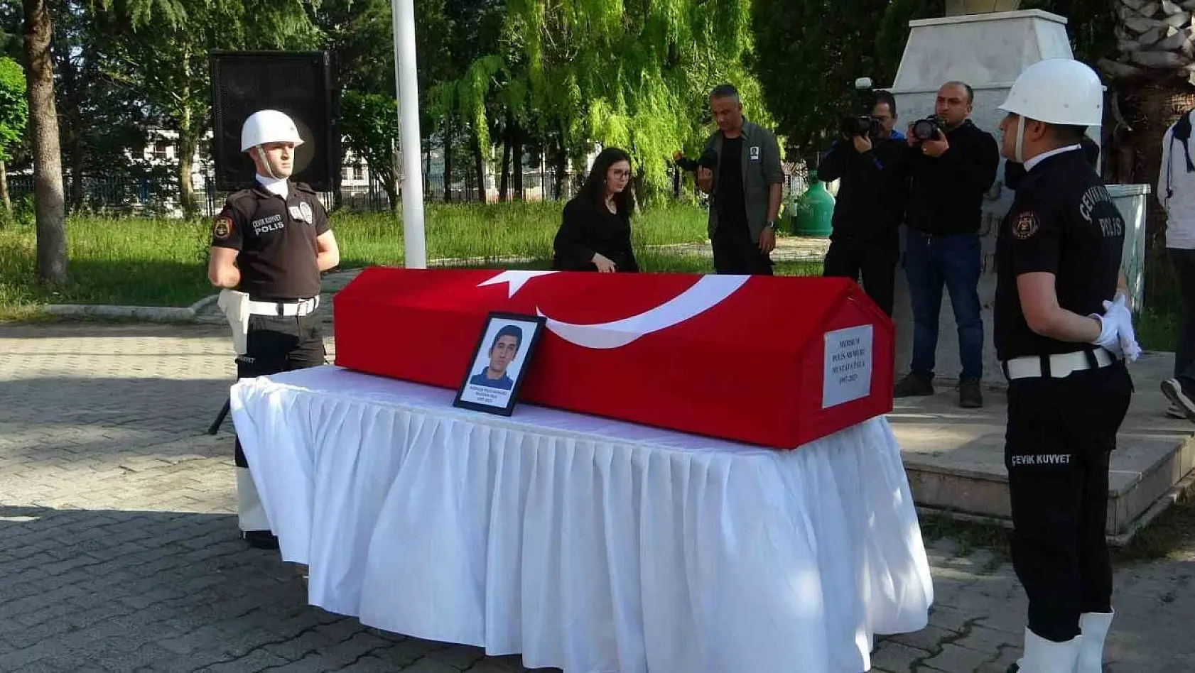 Kazada hayatını kaybeden polis memuru toprağa verilmek üzere Sivas'a uğurlandı