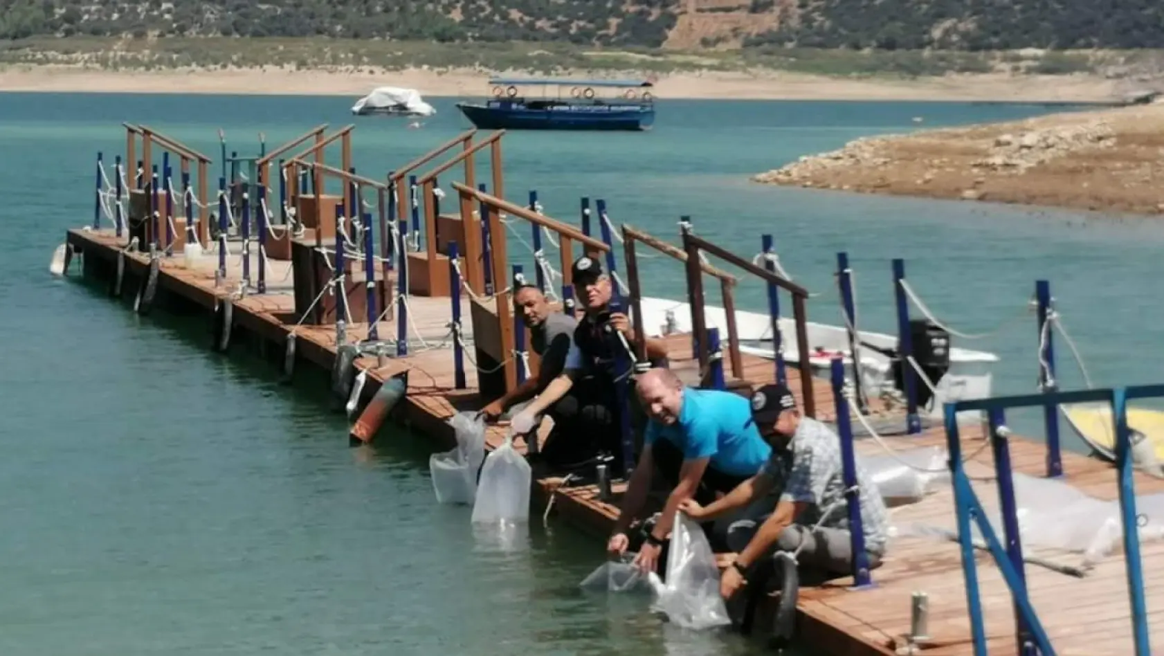 Kemer Barajı'na 150 bin balık bırakıldı