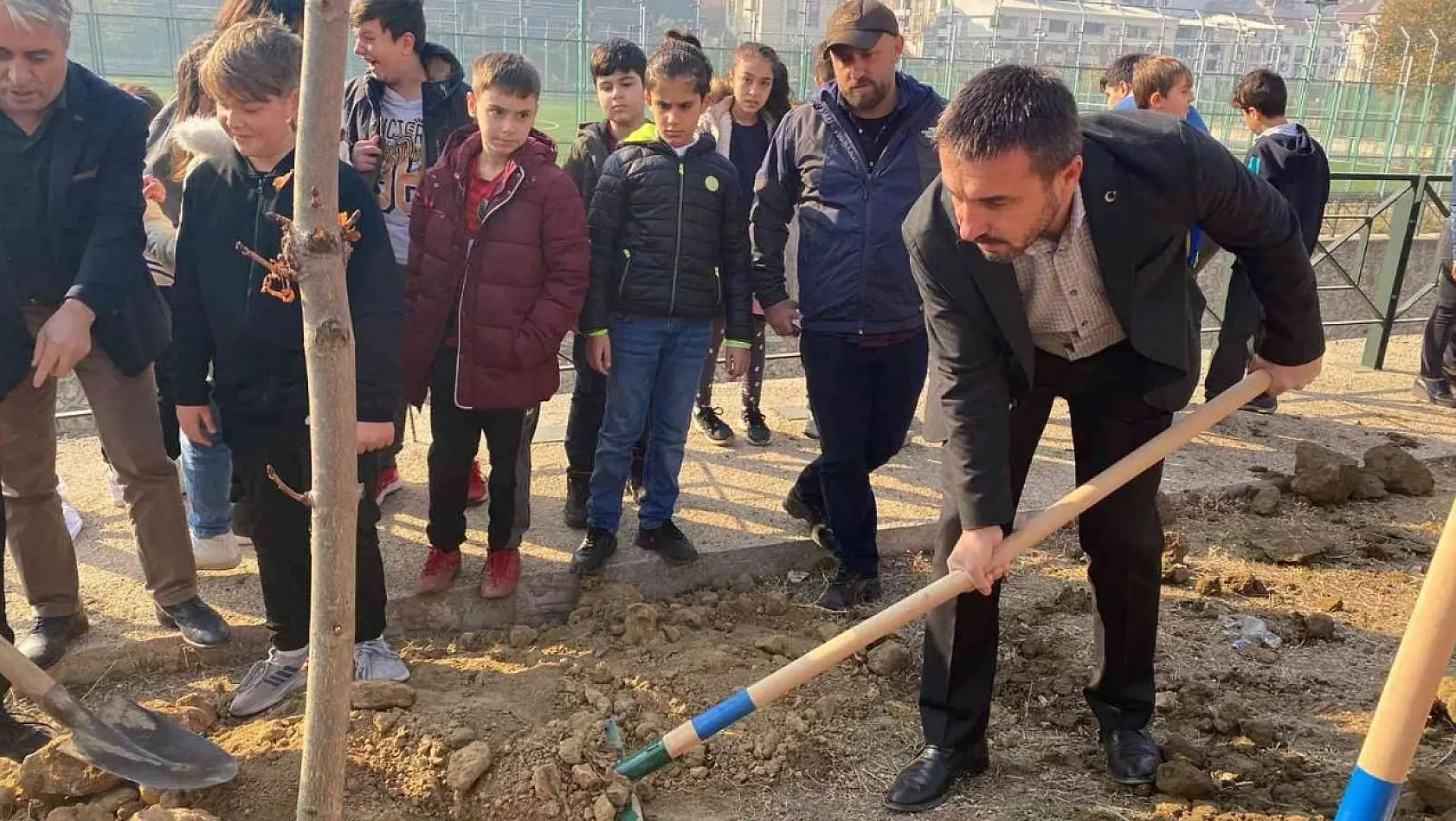 Kestel Belediye Başkanı Önder Tanır, çocuklarla birlikte ağaç dikti