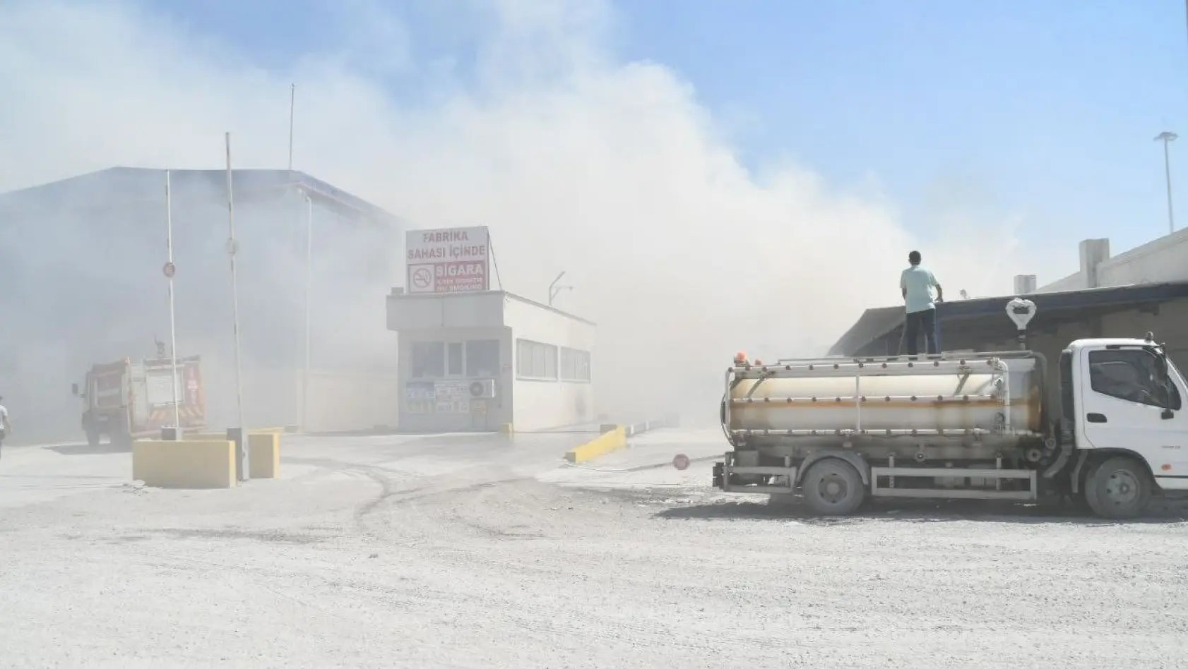 Kipaş Kağıt Fabrikası'ndaki yangına müdahale sürüyor