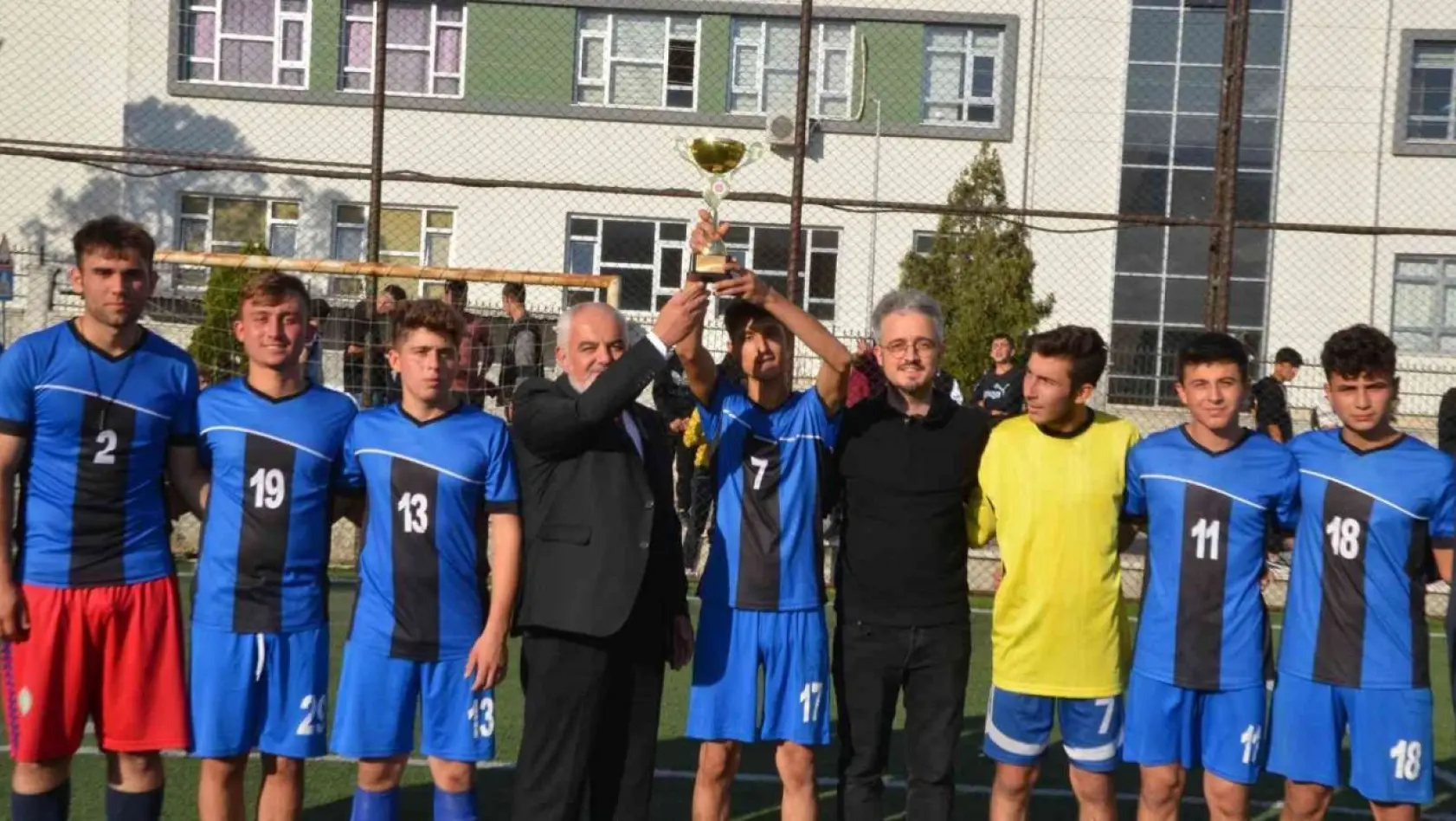 Kırkağaç'ta 29 Ekim Futbol Turnuvasında şampiyon Anadolu İmam Hatip Lisesi