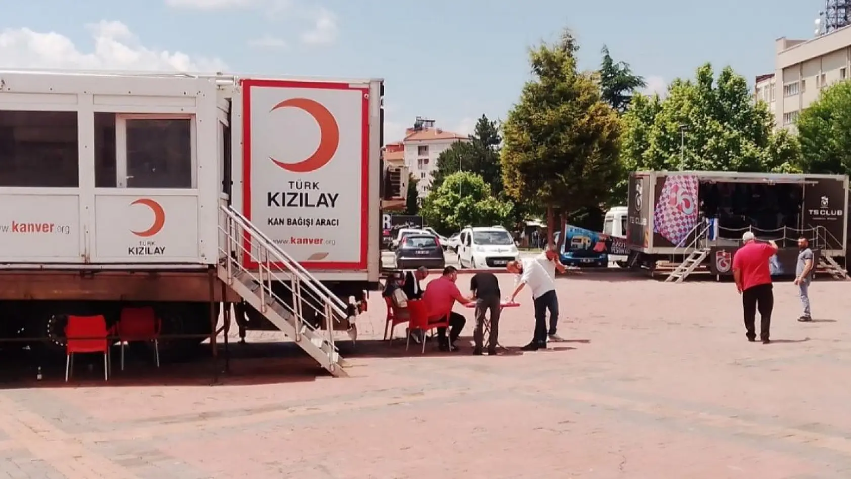 Kızılay ile Trabzonspor araçları Tavşanlı'da