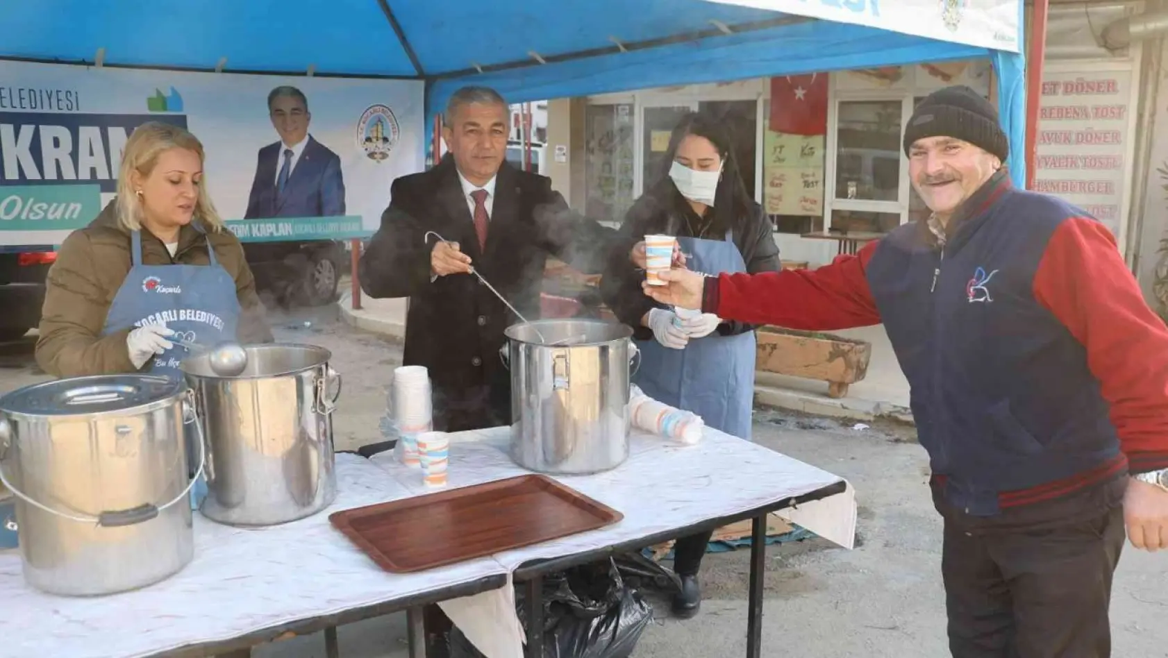 Koçarlı Belediyesi'nden vatandaşlara sıcak çorba ikramı