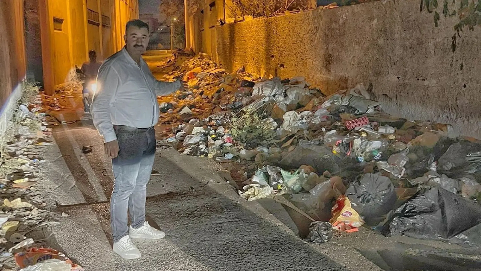 Konak Belediyesine 'sokak ortasında çöp' tepkisi