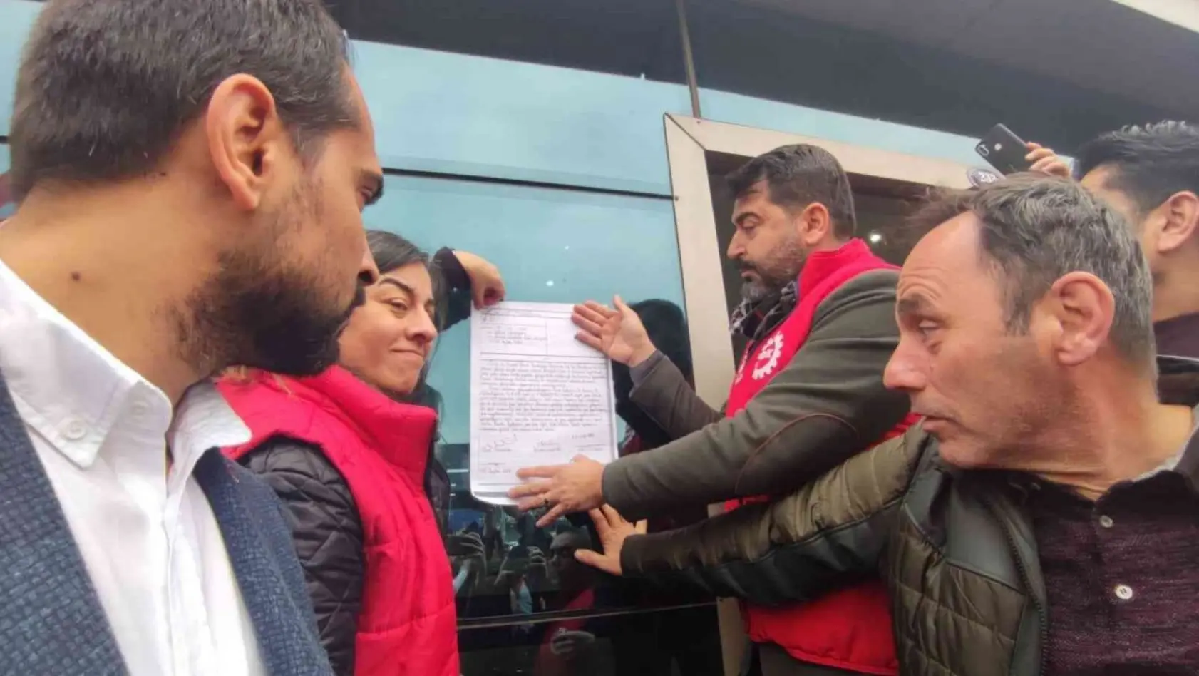 Konak ve Karabağlar Belediyesi'nde grev kararı asıldı
