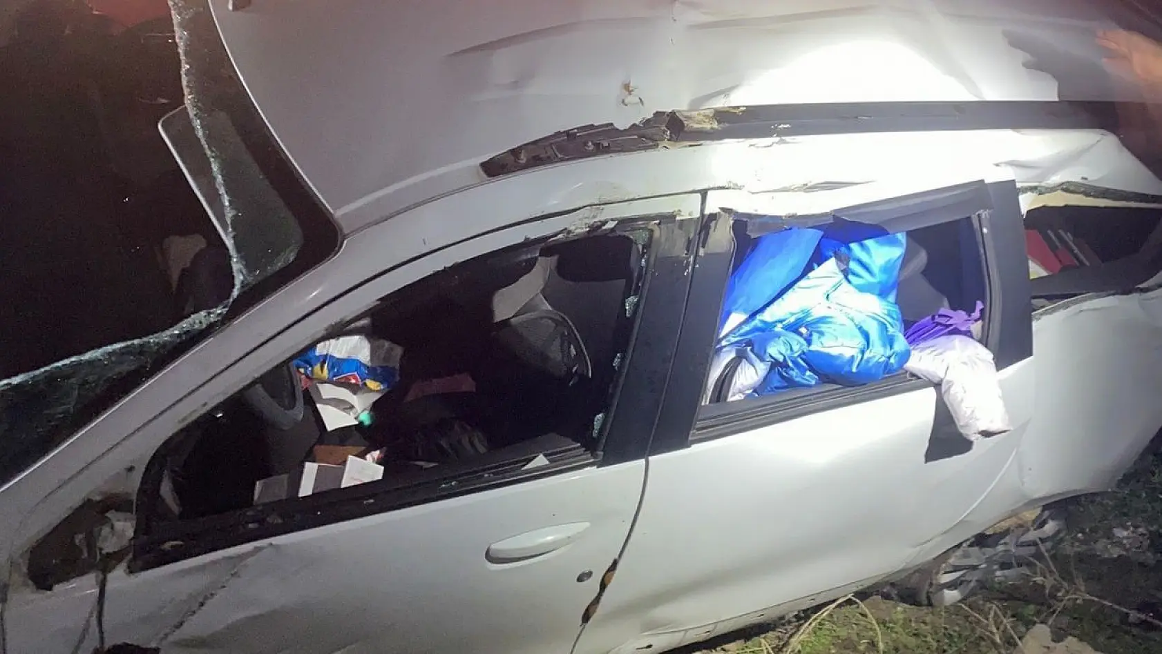 Kontrolden çıkan araç 15 metrelik şarampole yuvarlandı, 2 kişi yaralandı